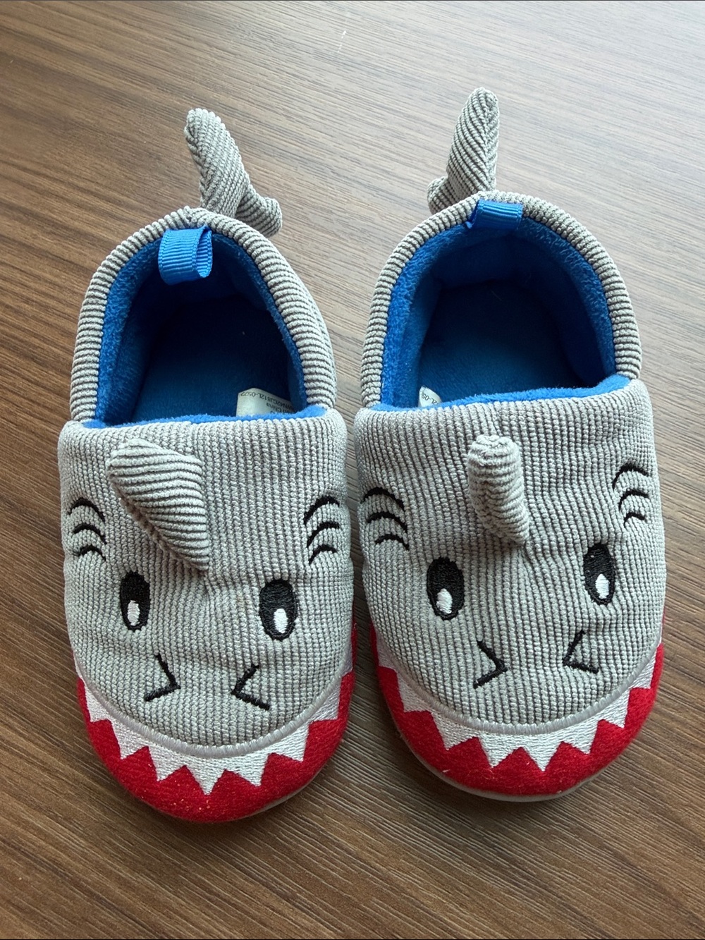 wonder nation Shark Slip-On Slippers in Gray, Blue and Red